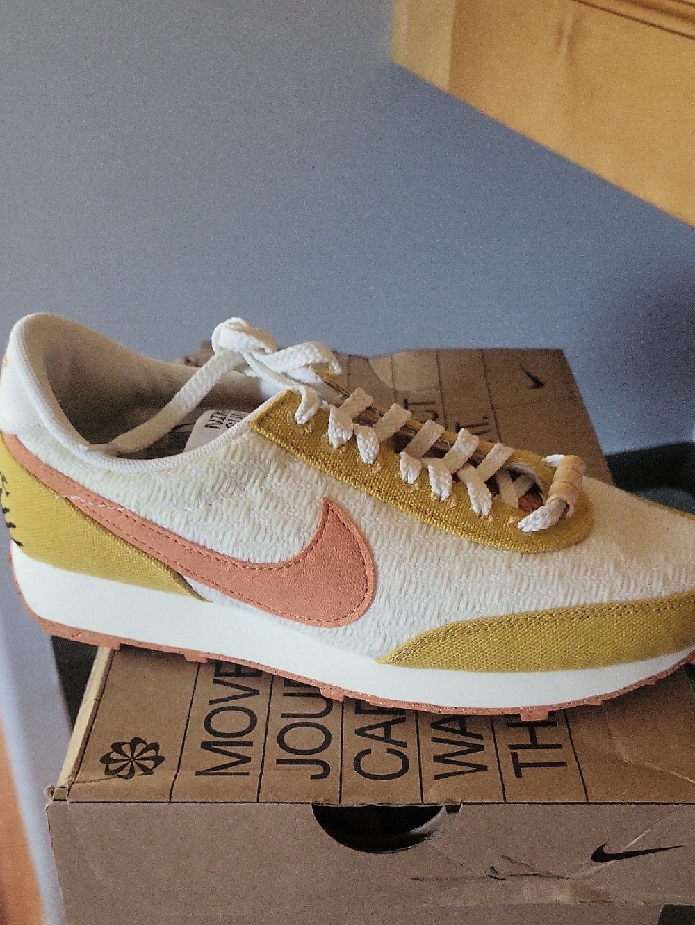 Nike Dbreak SE Sail Hot Curry Sanded Gold Women's 5 Medium . New Inbox